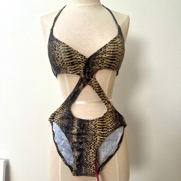 Naila Veda Monokini in Python - Picture 1 of 2